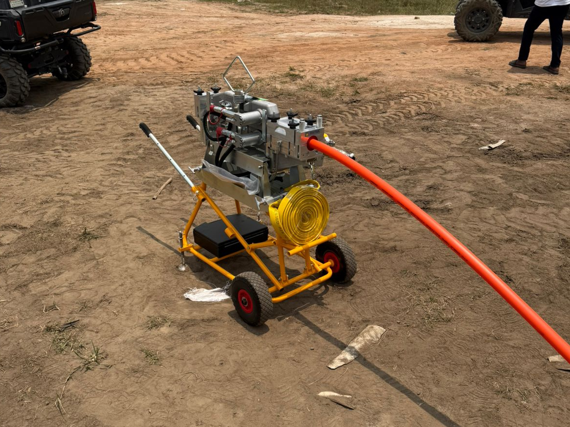 Pre-Installed Fiber Cable in HDPE Duct: 1,500 km Deployment for Oil Pipeline Monitoring in West Africa 2 ZTO FIBER CABLE Cable jetting machine blowing orange silicon-core HDPE duct at a West African pipeline site