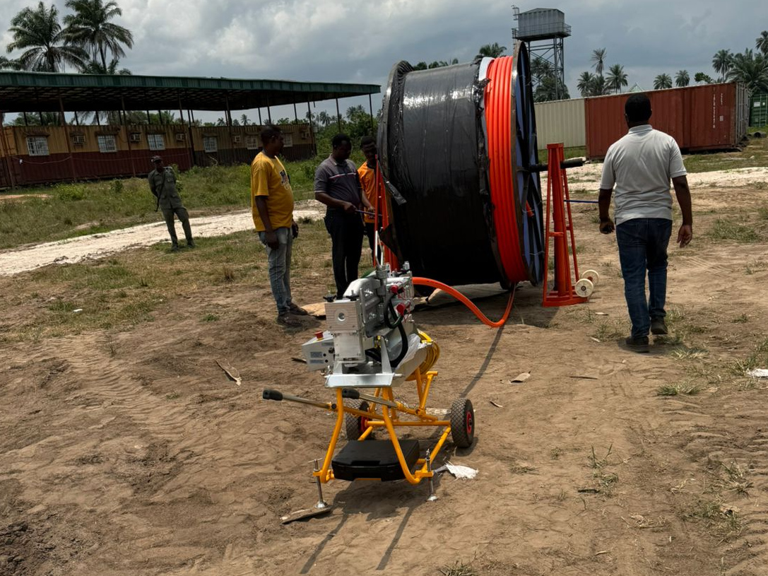 Pre-Installed Fiber Cable in HDPE Duct: 1,500 km Deployment for Oil Pipeline Monitoring in West Africa 1 ZTO FIBER CABLE CIC reel and crew at a West African oil pipeline site, showing cable-in-conduit payout at the project camp